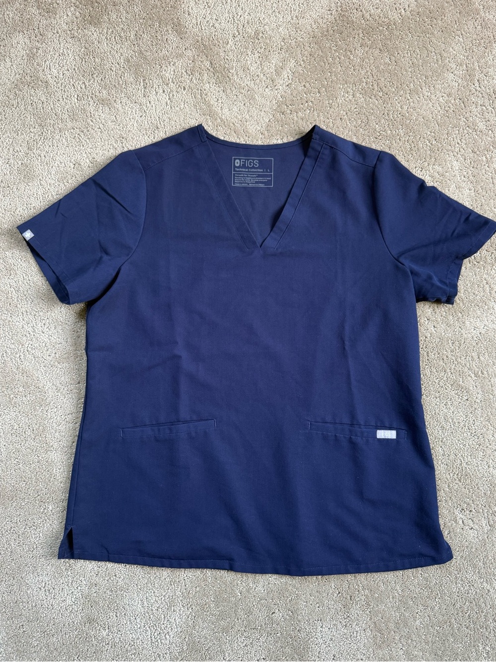 FIGS Casma 3 Pocket V-Neck Classic Fit Scrub Top in Navy